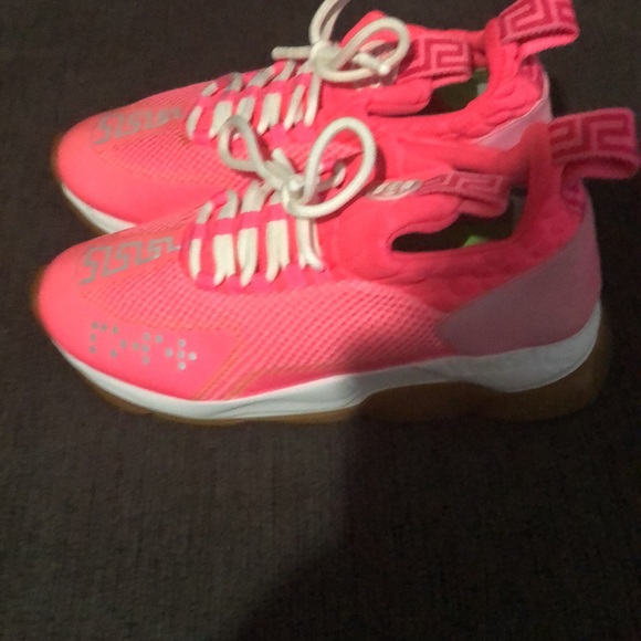 Versace - Picture 2 of 5